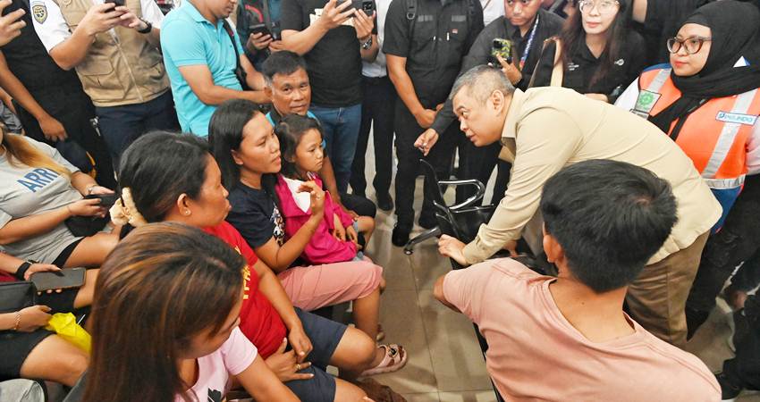 Menteri Perhubungan Dudy Purwagandhi menyambagi penumpang KM Barcelona yang terbakar di Perairan Pulau Talise, di Posko KSOP Manado, Senin (21/7). (foto : dok / kemenhut)