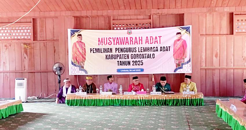 MUSYAWARAH. Bupati Gorontalo Sofyan Puhi saat menghadiri musyawarah pemilihan Pengurus Lembaga Adat