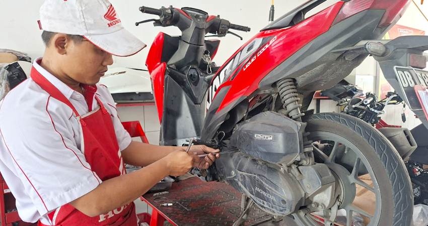 LAYANAN PROFESIONAL - Teknisi bengkel resmi sepeda motor honda, AHASS melakukan service sepeda motor. (foto : dok /daw)