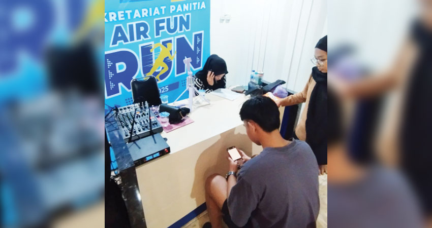 Suasana pendaftaran peserta AIR Fun Run di sekretariat panitia.