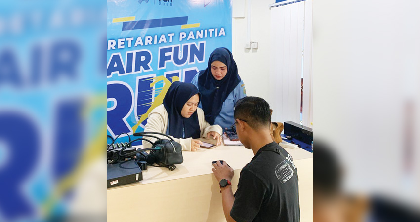 Warga tengah melakukan registrasi di sekretariat panitia AIR Fun Run 2025.