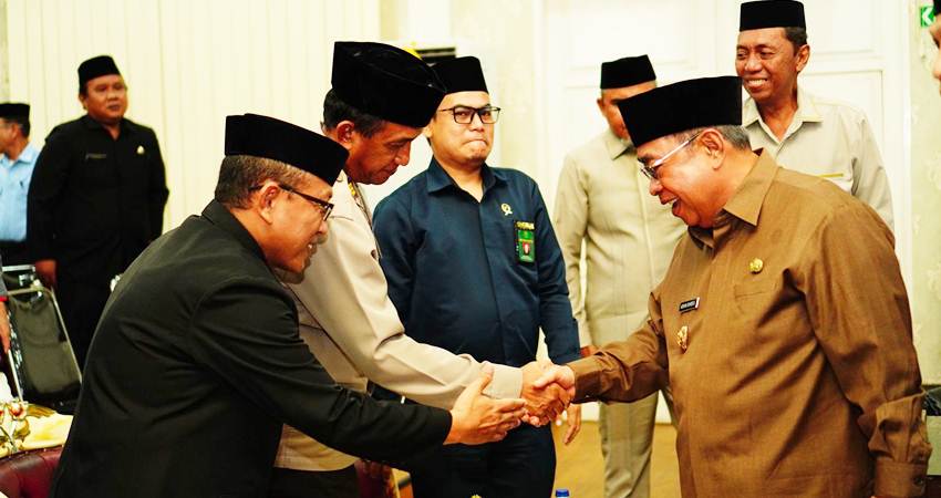Wali Kota Gorontalo, Adhan Dambea tengah bersalaman dengan sejumlah pejabat sesaat sebelum pelaksanaan sidang paripurna pengesahan dua Ranperda yang diselenggarakan DPRD Kota Gorontalo, Senin (28/7/2025). (Foto: Prokopim)