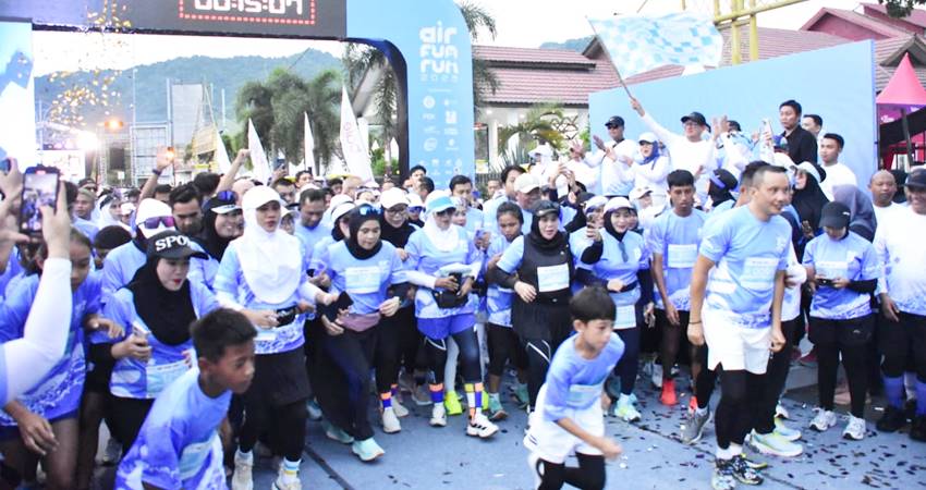 Pelepasan peserta AIR Fun Run oleh Wagub Gorontalo, Idah Syahidah Rusli Habibie yang didaulat oleh Wali Kota Gorontalo, Adhan Dambea dan Wakil Wali Kota Gorontalo, Indra Gobel, Ahad (27/7/2025).