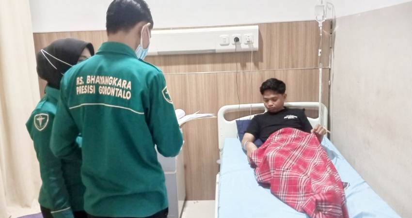 Polisi Bripda Dwi Oktavian Laliyo yang diduga menjadi korban pengeroyokan dan penyetruman dirawat intensif di RS Bhayangkara Gorontalo, Selasa (8/7/2025).