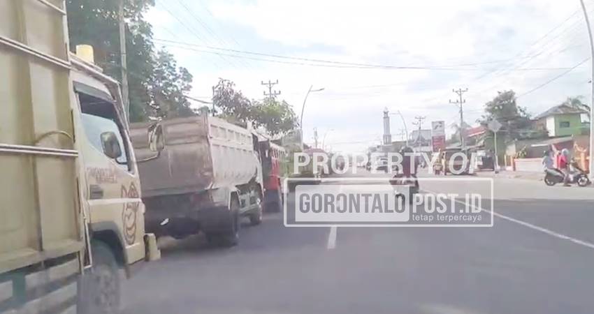 Deretan panjang kendaraan jenis truk di ruas Jalan Jhon Aryo Katili (eks Andalas) KOta Gorontalo yang hendak mengantri BBM jenis solar di SPBU Andalas. (Foto: Roy/Gorontalo Post)