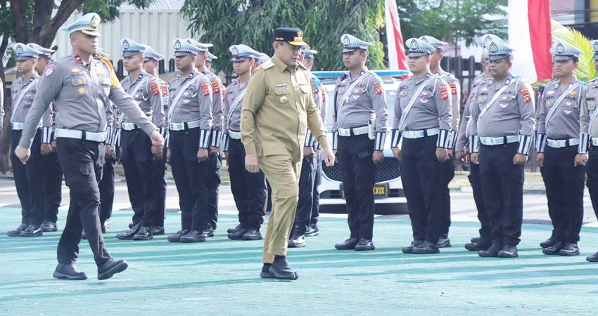 Apel pasukan Operasi Patuh Otanaha 2025 yang digelar di Lapangan Mapolda Gorontalo dipimpin langsung Gubernur Gusnar Ismail Senin (14/07).
