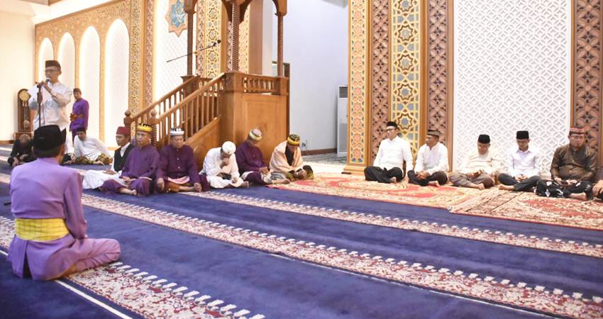 Sekda Kota Gorontalo, Ismail Madjid ketika memberikan sambutan pada peringatan hari Asyura yang diselenggarakan Pemerintah Kota Gorontalo,