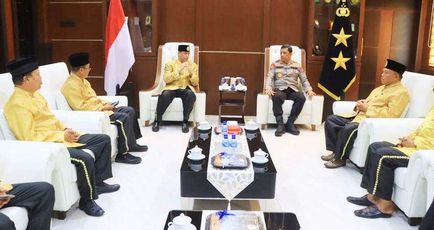 Kapolda Gorontalo Irjen Pol. Drs. R. Eko Wahyu Prasetyo, S.H., menerima kunjungan audiensi dari Dewan Adat Provinsi Gorontalo, Senin (07/07/25)