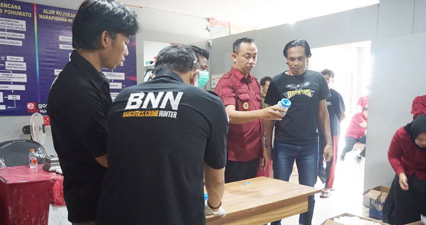 Tim BNN Provinsi Gorontalo saat melakukan tes urine Warga binaan Lapas Kelas IIB Pohuwato, Kamis (3/7/2025).