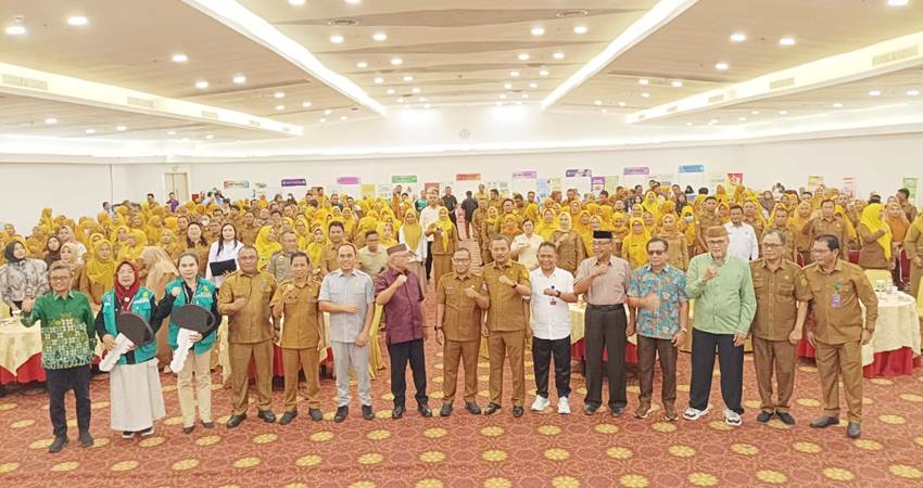 BUKA. Bupati Gorontalo Sofyan Puhi bersama Bupati Gorontalo Sofyan Puhi saat foto bersama disaat pembukaan kegiatan