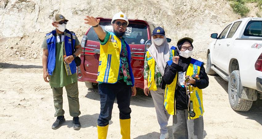 PPK Bendungan BWS Sulawesi II Febrian Kusmajaya, ST dan stafnya saat saat menunjukan kepada wartawan Gorontalo Post lokasi penggalian lahan milik Yudin waduk Bolango Ulu