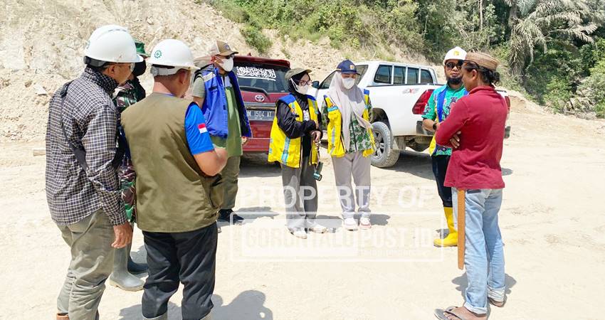 PPK Bendungan BWS Sulawesi II Febrian Kusmajaya, ST bersama stafnya saat pertemuan dengan Yudin (kaos merah), pemilik lahan yang lahannya digali untuk proyek Waduk Bolango Ulu, Jum'at (25/7/2025). (F. Diyanti/Gorontalo Post)