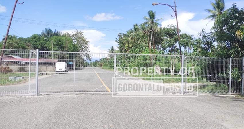 DIPAGAR - Kondisi akses keluar masuk alternatif kendaraan dari dan ke Bandara Djalaludin Gorontalo telah ditutup dengan Pagar. (Foto: Roy/Gorontalo Post).