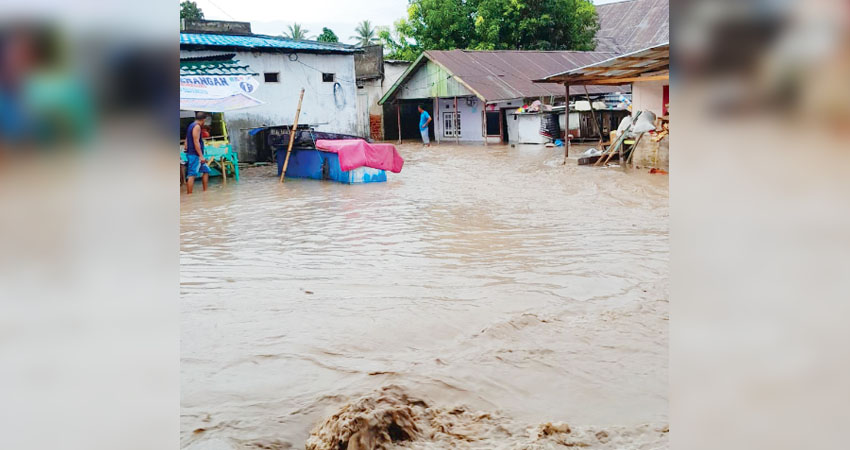 BANJIR LAGI - Sejumlah desa di Kecamatan Limboto Barat, Kabupaten Gorontalo kembali diterjang banjir, Kamis (10/7). Banjir dipicu lantaran rusaknya tanggul sungai di kawasan itu. (foto : istimewa)
