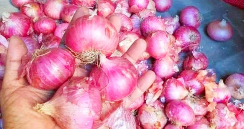 Bawang merah yang dijual pedagang di pasar tradisional.
