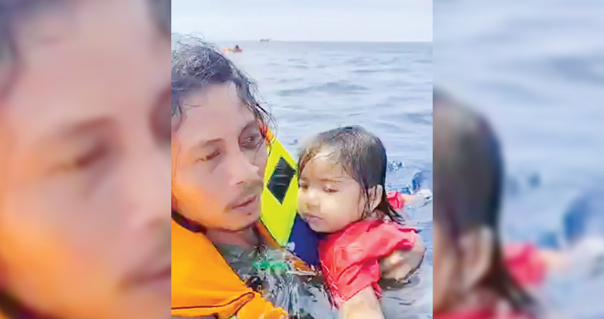 Abdul Rahman Agu, salah satu penumpang KM Barcelona yang menyelematkan bocah dengan terus menggendongnya di laut. (foto : istimewa)