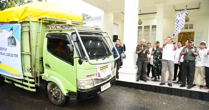 Gubernur Gorontalo, Gusnar Ismail, saat melepas distribusi bantuan beras untuk masyarakat di Gorontalo, bersama Bulog, Rabu (16/7). (Foto : Saraswati Usman/mg/ Gorontalo Post)