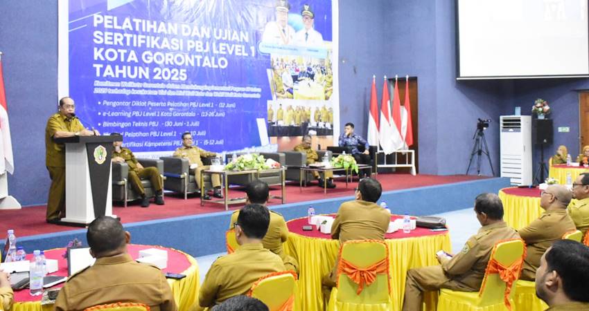 Wali Kota Gorontalo, Adhan Dambea ketika memberikan sambutan sekaligus membuka Bimtek Pengadaan, Senin (30/6/2025). (Foto: Prokopim)