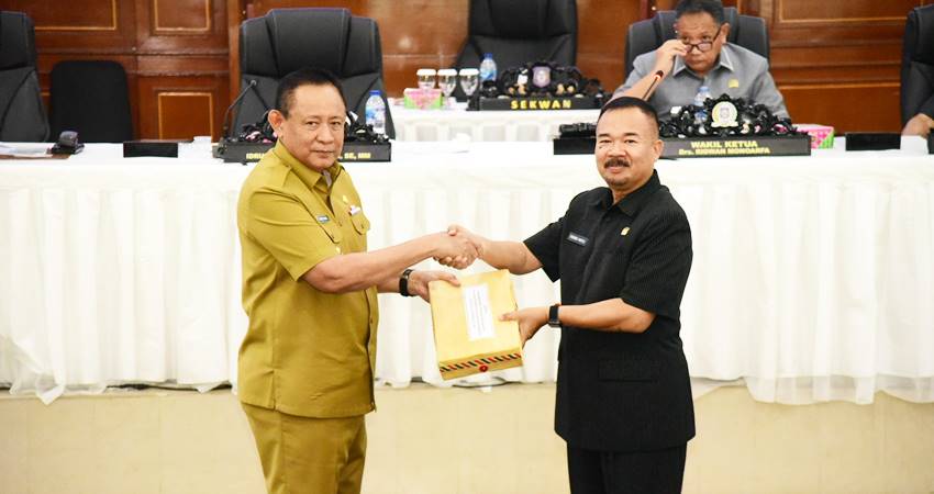 Gubernur Gorontalo Gusnar Ismail menyerahkan Rancangan Kebijakan Umum Perubahan Anggaran dan Prioritas Plafon Anggaran Sementara (KUA-PPAS) kepada Ketua DPRD Idrus Mohammad Thomas Mopili, Senin (14/7). (Foto : Mila / diskominfotik)