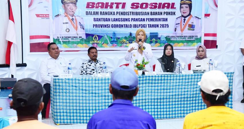 Wakil Gubernur Gorontalo Idah Syahidah Rusli Habibie menyampaikan arahan pada penyaluran bantuan BLP3G di Kecamatan Paguyaman Pantai, Rabu, (2/7). (Foto – Nova/Diskominfotik)