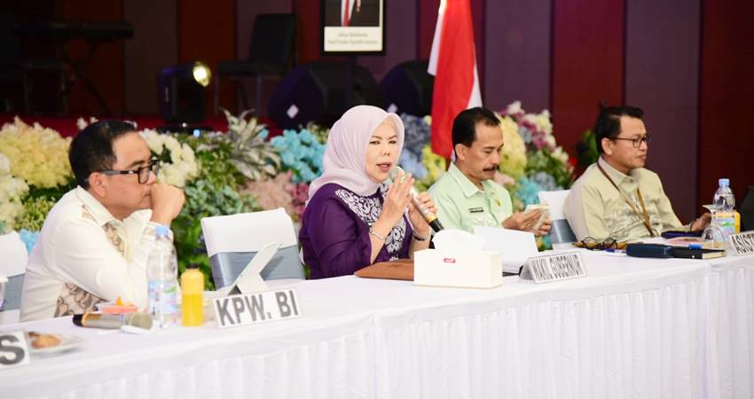 Wagub Gorontalo Idah Syahidah RH (dua dari kiri), didampingi Kepala KPw Bank Indonesia Gorontalo, Bambang Setya Permana (kiri) pada pelaksanaan High Level Meeting TPID, Kamis, (17/7). (Foto – Nova/Diskominfotik)