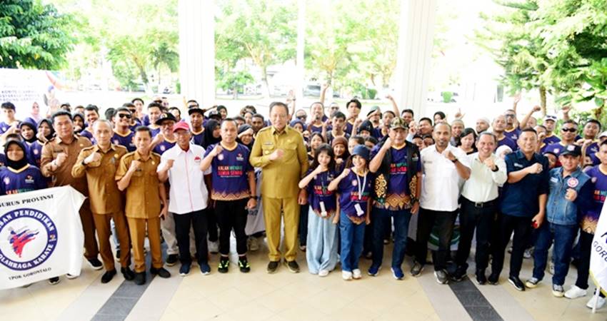 SIAP BERPRESTASI - Gubernur Gusnar Ismail bersama kontingen Kormi Gorontalo saat acara pelepasan kontingen di rumah jabatan gubernur, Selasa (22/7). (foto : haris / diskominfotik)