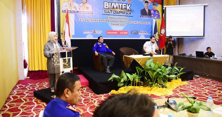 Wagub Idah Syahidah Rusli Habibie saat memberikan sambutan dan membuka Bimtek Satdamkar, di Ballroom Hotel Grand Q, Kota Gorontalo, Kamis (24/7). (Foto – Nova/Diskominfotik)