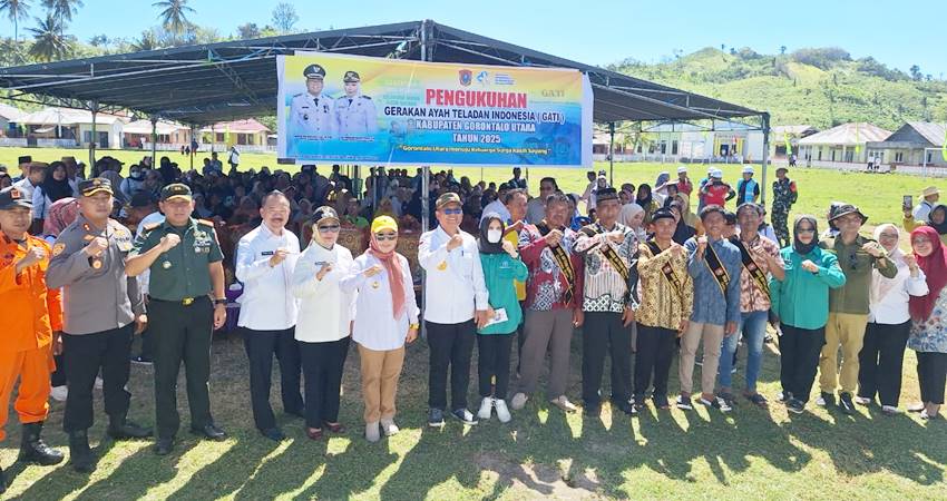 Wakil Gubernur Gorontalo Idah Syahidah bersama Ketua DPRD Provinsi, Bupati dan Wakil Bupati Gorut, pada pelaksanaan pasar murah di Pulau Dudepo, Gorontalo Utara, Rabu (30/7). (Foto – Andika/diskominfotik)