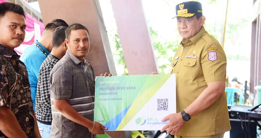 Gubernur Gorontalo Gusnar Ismail saat menyerahkan secara simbolis bantuan premi asuransi untuk 500 nelayan di kabupaten/kota se Provinsi Gorontalo, Selasa (29/7). (Foto : Rian/diskominfotik)