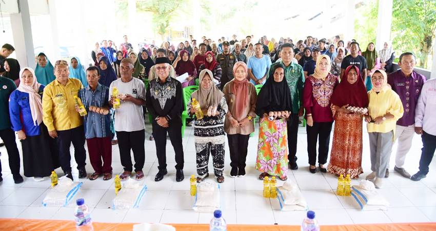 Wakil Gubernur Gorontalo Idah Syahidah Rusli Habibie bersama masyarakat penerima bantuan BLP3G di Kabupaten Pohuwato, Kamis, (10/7). (Foto – Nova/ Diskominfotik)