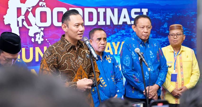 Menteri Koordinator Bidang Infrastruktur dan Pembangunan Kewilayahan, Agus Harimurti Yudhoyono, turut didampingi Gubernur Gusnar Ismail (dua dari kanan) saat memberikan keterangan pers, di Palu, Sulteng, Kamis (10/7). (foto : dok / pemprov)