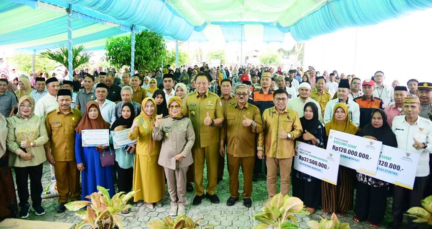 Gubernur Gorontalo Gusnar Ismail, Wakil Gubernur Idah Syahidah Rusli Habibie bersama Bupati Boalemo yang hadir pada pelaksanaan kegiatan pentasyarufan zakat yang digelar di Kecamatan Paguyaman, Kabupaten Boalemo, Senin (15/7). (Foto – Nova Diskominfotik)