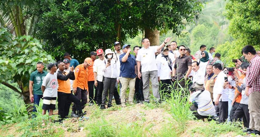 Gubernur Gorontalo Gusnar Ismail bersama Wakil Gubernur Idah Syahidah Rusli Habibie dan rombongan saat melihat langsung kondisi jalan rusak yang ada di Paguyaman Pantai, Boalemo, Rabu (16/7). (Foto – Nova/ Diskominfotik)