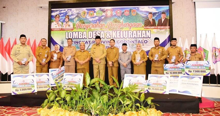 Gubernur Gorontalo Gusnar Ismail bersama para kepala desa dan lurah penerima penghargaan lomba desa dan kelurahan tingkat Provinsi Gorontalo, pada penyerahan penghargaan di Hotel Grand Q, Senin (30/6). (foto : Mila/diskominfotik)