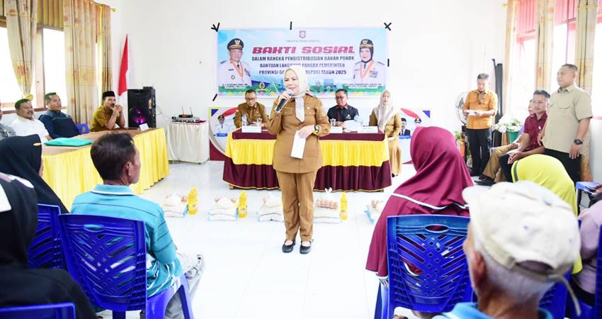 Wakil Gubernur Gorontalo Idah Syahidah Rusli Habibie saat memberikan sambutan pada penyerahan bantuan BLP3G di Kecamatan Mananggu, Kabupaten Boalemo, Selasa, (1/7). (Foto – Nova/Diskominfotik)