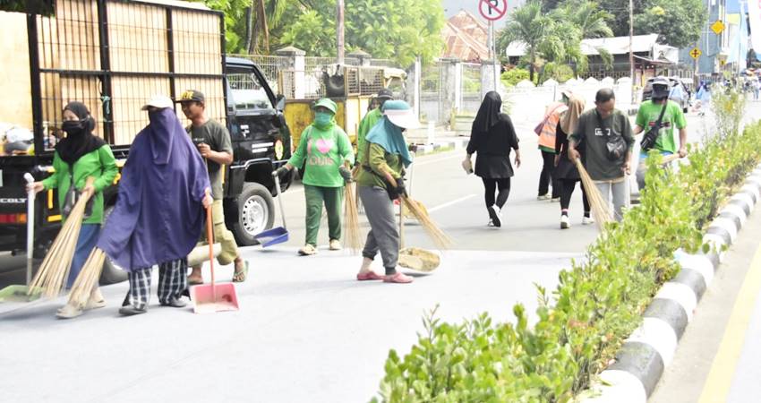 Petugas DLH Ketika membersihkan lokasi pelaksanaan event AIR Fun Run, Ahad (27/7/2025).