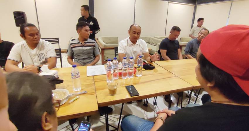 SILATURAHMI Dansat Brimob, Kombes Pol Danu Waspodo, S.I.K, bersama Jurnalis Gorontalo.Selasa(8/7).(Foto: Natharahman/ Gorontalo Post)