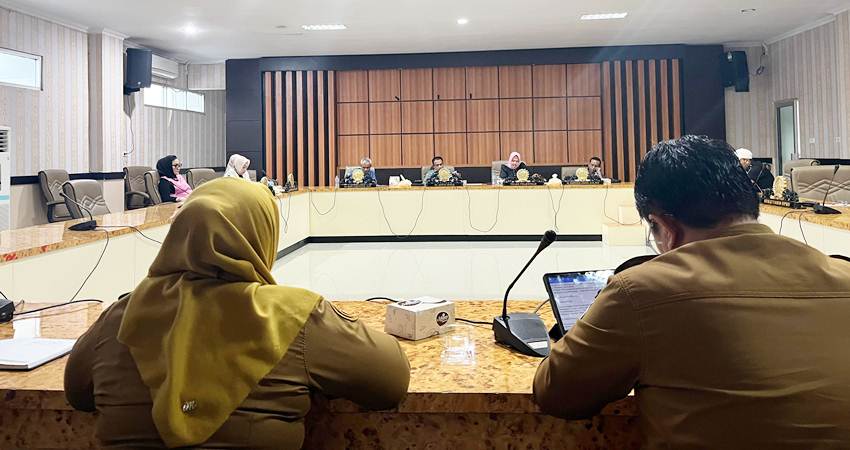 Rapat Bapemperda Dekot bersama Pemkot dalam membahas usulan pemisahan Dinas Pendapatan Daerah dari struktur Badan Keuangan Daerah, Selasa (8/7/2025) (F. Istimewa)
