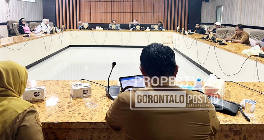 Rapat Bapemperda Dekot bersama Pemkot, membahas pemisahan, Senin (7/7/2025). (F. Diyanti/Gorontalo Post)