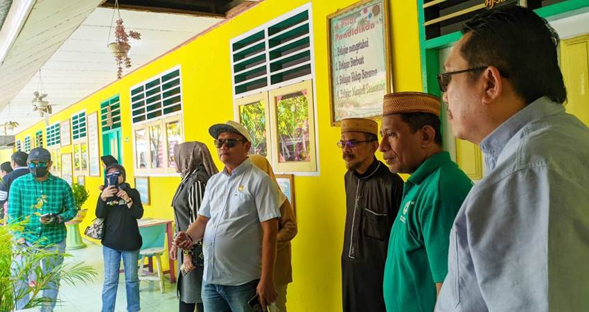 Aleg Dekot saat melakukan reses di SDN 19 Huangobotu, Ahad (29/6/2025). (F. Istimewa)