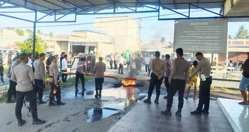 Suasana aksi untuk rasa dari mahasiswa HMI di Pohuwato.