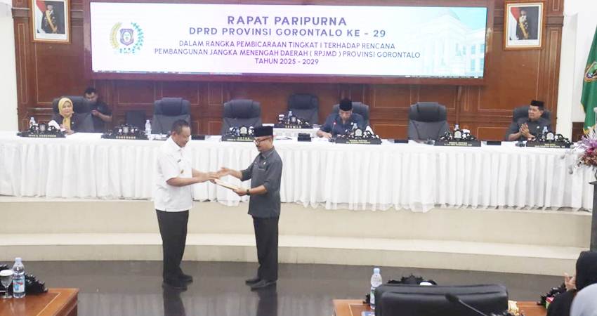 Rapat paripurna terkait Ranperda pertanggungjawaban pelaksanaan APBD Provinsi Gorontalo 2024, yang berlangsung di Deprov Gorontalo, Selasa (8/7)