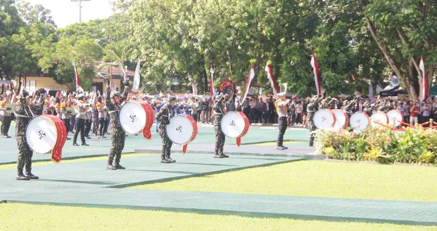 Atraksi drum band di puncak HUT Bhayangkara ke 79, memukai para tamu undangan dan ratusan masyarakat yang memadati Polda Gorontalo, Selasa (1/7).