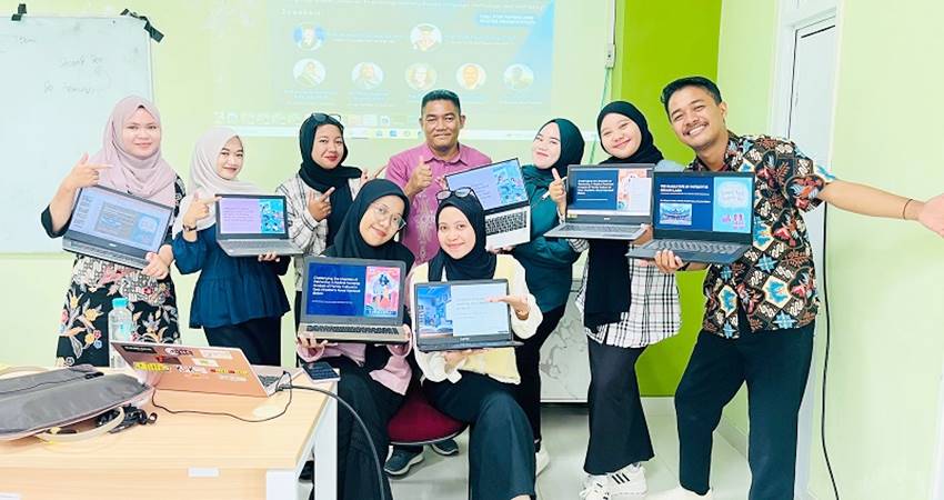 Tim mahasiswa FSB bersama dosen pembimbing yang ikut dalam forum Internasional. (F. Istimewa)