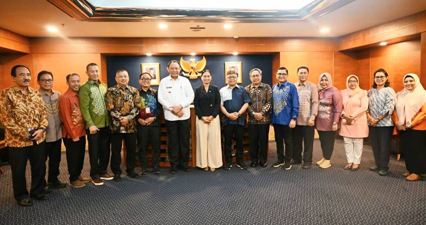 FOSE. Gubernur Gorontalo Gusnar Ismail dan Bupati Gorontalo Sofyan Puhi saat foto bersama dengan Wamen Pariwisata dan lainnya