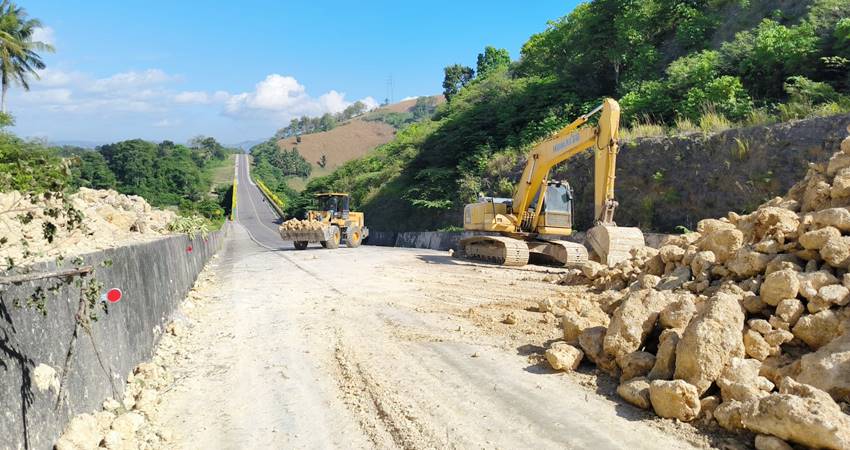 Sejumlah alat berat dikerahkan melakukan upaya evakuasi material longsor demi membuka akses jalan yang tertutup. Kondisi terkini ruas jalan sudah terbuka sebagian. (Foto: Istimewa).
