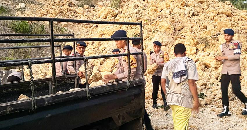 Tim SAR Ilato Satuan Brimob Polda Gorontalo dengan sigap bergerak cepat langsung melakukan upaya evakuasi material longsor demi membuka akses jalan yang tertutup. (Foto: Istimewa).