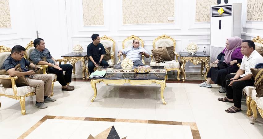 Wali Kota Gorontalo, Adhan Dambea tengah membahas polemik Mie Gacoan dengan sejumlah pimpinan OPD. (Foto: Prokopim)