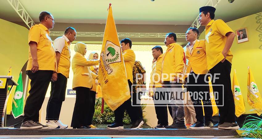 Idah Syahidah RH menerima pataka Golkar dari DPP Golkar usai ditetapkan sebagai ketua DPD I Golkar Gorontalo periode 2025-2030 pada Musda Golkar yang berlangsung di Hulondhalo Ballroom, Senin (28/7) dini hari. (foto : natha / gorontalo post)