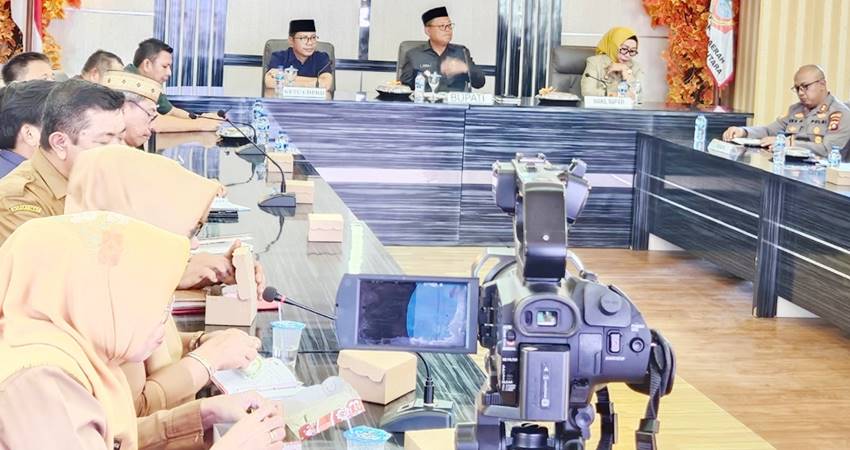 Ketua DPRD Gorut, Dedi Dunggio saat mengikuti rapat Forkopimda, Selasa (29/07/2025) malam.